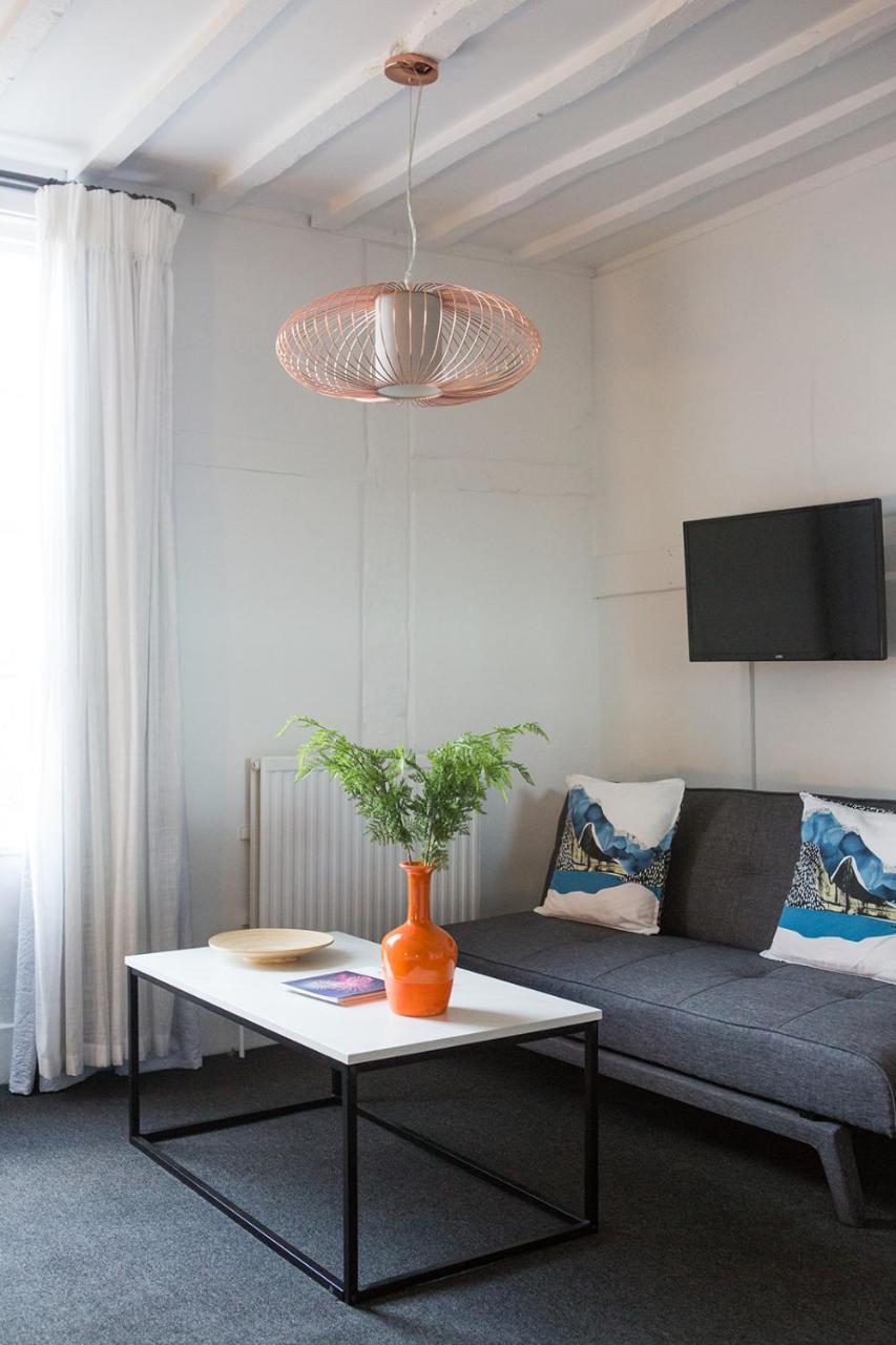 مبيت وإفطار Whitehouse راي المظهر الخارجي الصورة A living room with a flat screen television