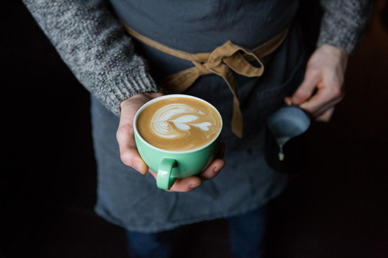 مبيت وإفطار Whitehouse راي المظهر الخارجي الصورة A barista holding a cup of coffee